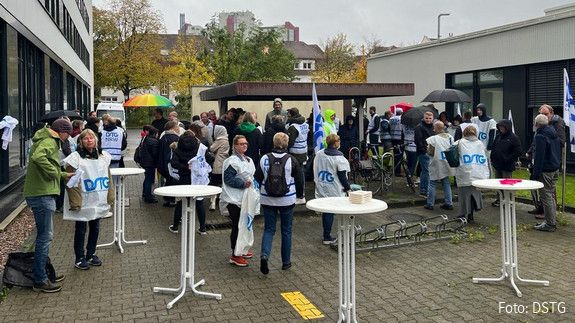 Kundgebung vor dem Finanzamt in Bielefeld: Etwa 100 Beschäftigte haben teilgenommen.